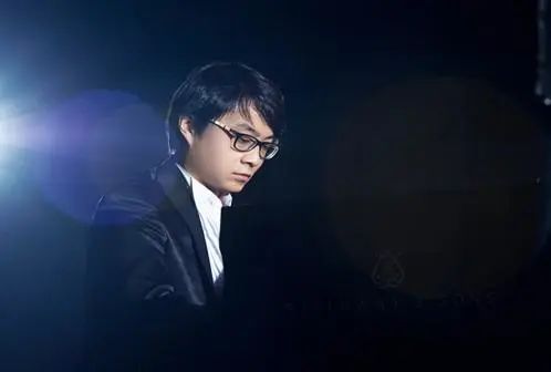 宋思衡的“宅抗疫” | 挑战主播、筹集口罩、闭关作曲，这位取消了20场演出的钢琴家原来这么忙！